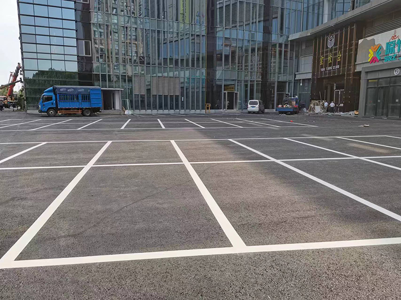 在實(shí)施停車位劃線標(biāo)準(zhǔn)時需要注意劃線材料的選擇劃線尺寸的確定